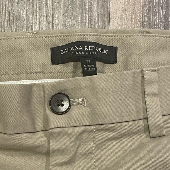 Banana Republic Khaki Shorts - Size 33 - Picture 2 of 3
